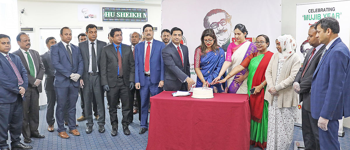 বঙ্গবন্ধুর জন্মশতবার্ষিকী ও ‘মুজিব বর্ষ’ উপলক্ষে কেক কেটে বছরব্যাপী ‘মুজিব বর্ষ’ উদ্যাপনের আনুষ্ঠানিক উদ্বোধন করেন কনসাল জেনারেল।