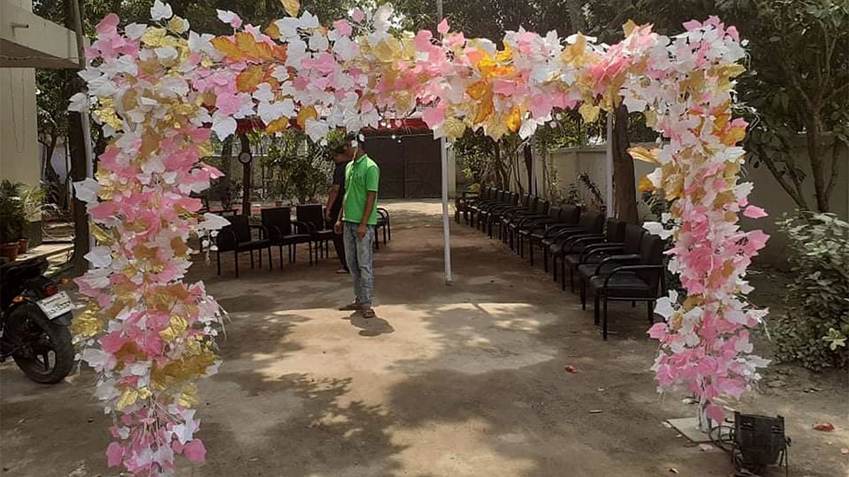 সিভিল সার্জনের সরকারি বাসভবনে ফুল দিয়ে সাজানো হয়েছিল ফটক। ছবি: প্রথম আলো