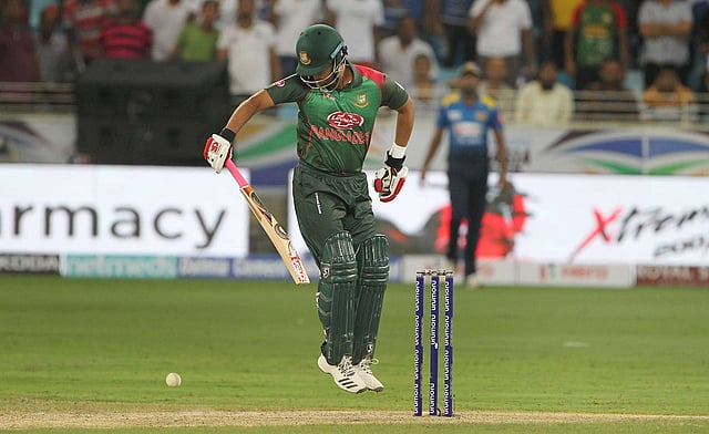 ২০১৮ এশিয়া কাপে ভাঙা হাত নিয়ে তামিমের ব্যাটিং। ফাইল ছবি