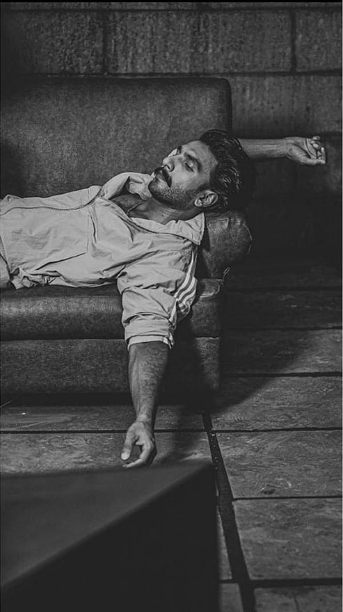 জমিয়ে রাখা ঘুম ঘুমিয়ে নিচ্ছেন রণবীর সিং।