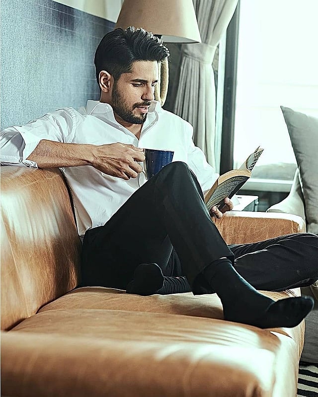 ঘরে বসে চা খাচ্ছেন, বই পড়ছেন সিদ্ধার্থ মালহোত্রা।