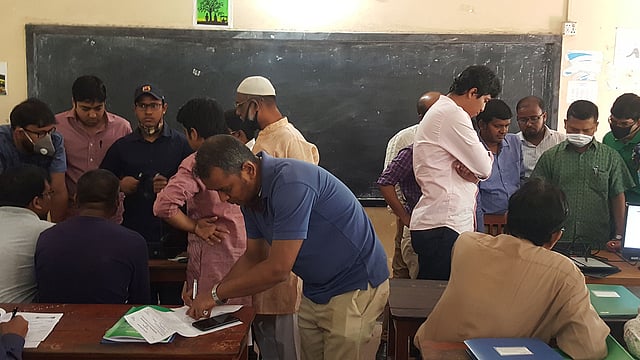 নির্বাচনের ভোট গ্রহণকারী কর্মকর্তারা গাদাগাদি করে প্রশিক্ষণ দিচ্ছেন প্রশিক্ষণার্থীরা। মোগলটুলী খাজা আজমেরী স্কুল থেকে আজ তোলা। ছবি: প্রণব বল