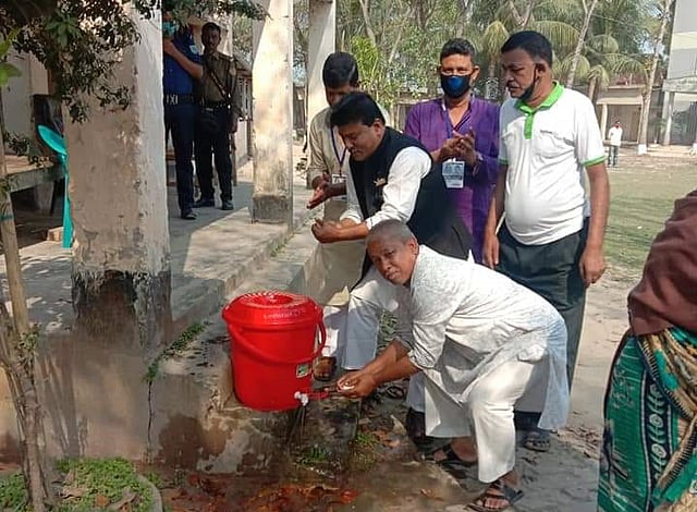 গাইবান্ধা-৩ উপনির্বাচনে আজ শনিবার সকালে সাদুল্যাপুর বহুমুখী পাইলট উচ্চবিদ্যালয় কেন্দ্রে ভোটাররা হাত ধুয়ে ভোট দিতে যান। ছবি: প্রথম আলো