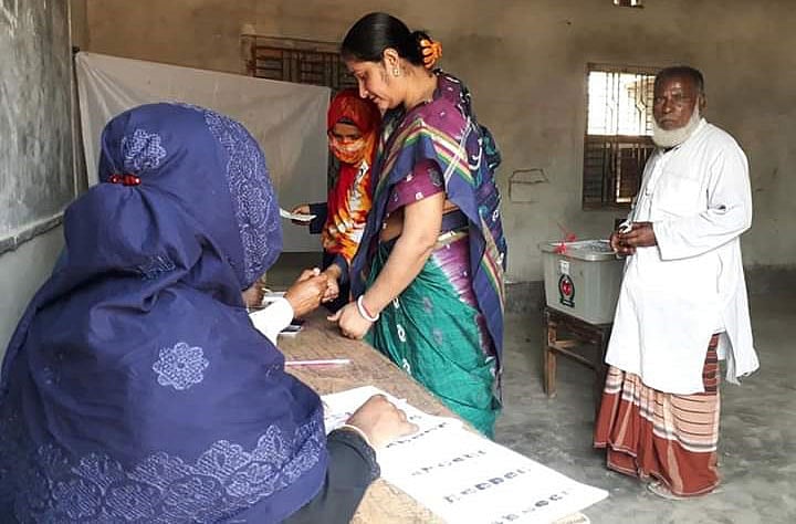 গাইবান্ধা-৩ উপনির্বাচনে আজ শনিবার সকালে সাদুল্যাপুরের তরফবাজিতপুর দাখিল মাদ্রাসা কেন্দ্রের চিত্র। ছবি: প্রথম আলো