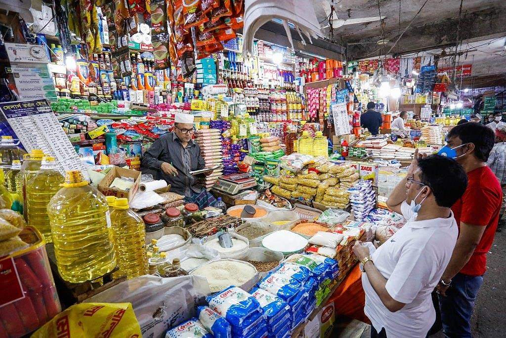 কারওয়ান বাজারের ক্রেতাদের চাপ। দাম বেড়েছে অনেক পণ্যের