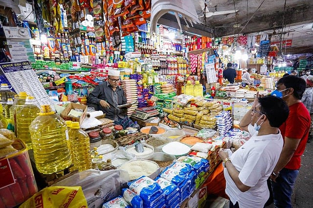 কারওয়ান বাজারের ক্রেতাদের চাপ। দাম বেড়েছে অনেক পণ্যের