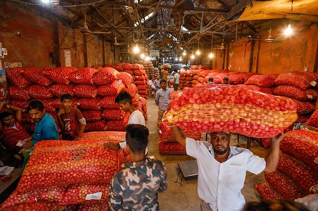 রাজধানীর শ্যামবাজার আড়তের ব্যবসায়ীরা জানান, বর্তমানে পেঁয়াজের যথেষ্ট মজুত আছে। দেশি পেঁয়াজ পাইকারি বিক্রি হচ্ছে ৩৫ থেকে ৪০ টাকায়।