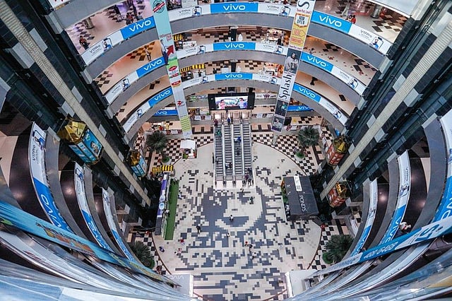 করোনাভাইরাসের আতঙ্কে প্রায় ক্রেতাশূন্য রাজধানীর বসুন্ধরা সিটি শপিং কমপ্লেক্স। অনেক ব্যবসায়ী জানান, গত দুই দিনে তাঁদের কোনো বিক্রিই হয়নি।