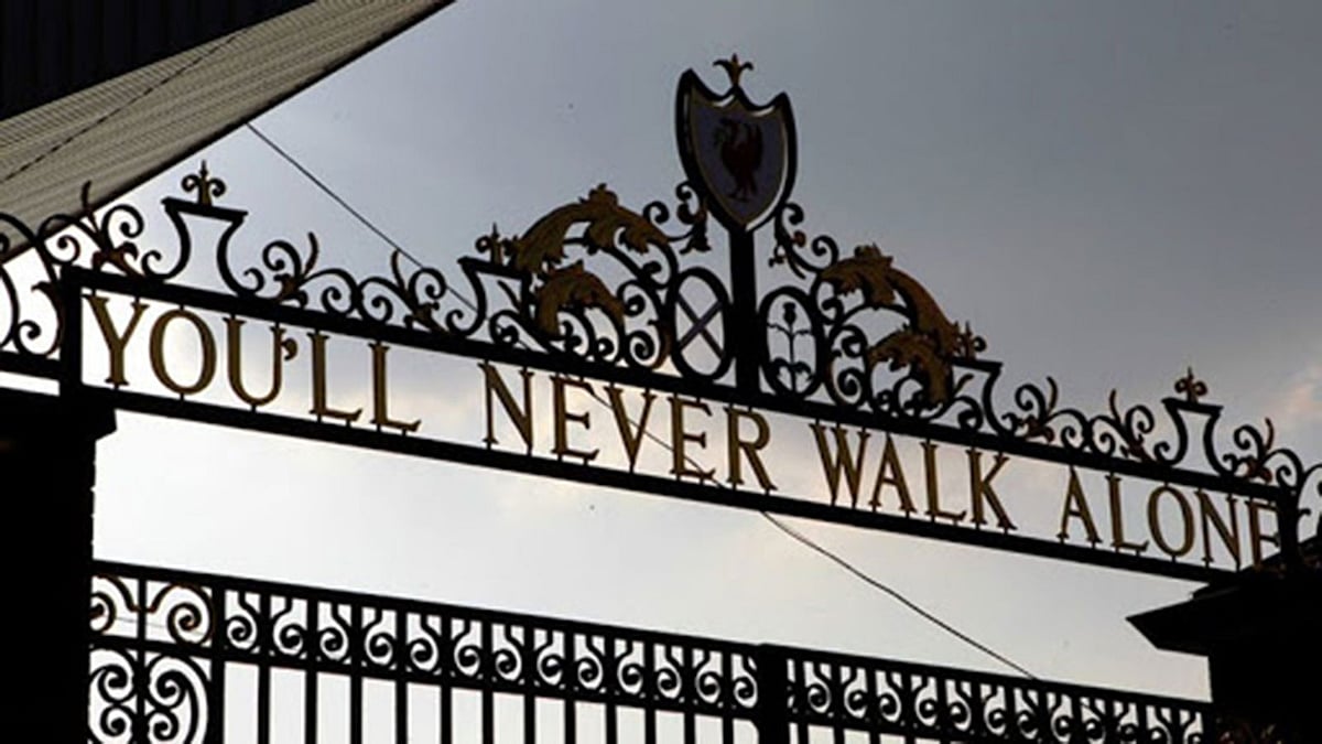 লিভারপুলের ক্লাবের ফটকেও আছে গানটা। ছবি: এএফপি