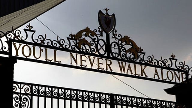 লিভারপুলের ক্লাবের ফটকেও আছে গানটা। ছবি: এএফপি