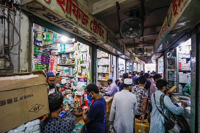 করোনা পরিস্থিতিতে মিটফোর্ড ওষুধের মার্কেটের সার্জিক্যাল দোকানগুলোতে উপচে পড়া ভিড়। সার্জিক্যাল মাস্ক, হ্যান্ড গ্লাভস, হ্যান্ড স্যানিটাইজারসহ জীবাণুনাশক তরলের চাহিদা সবচেয়ে বেশি।