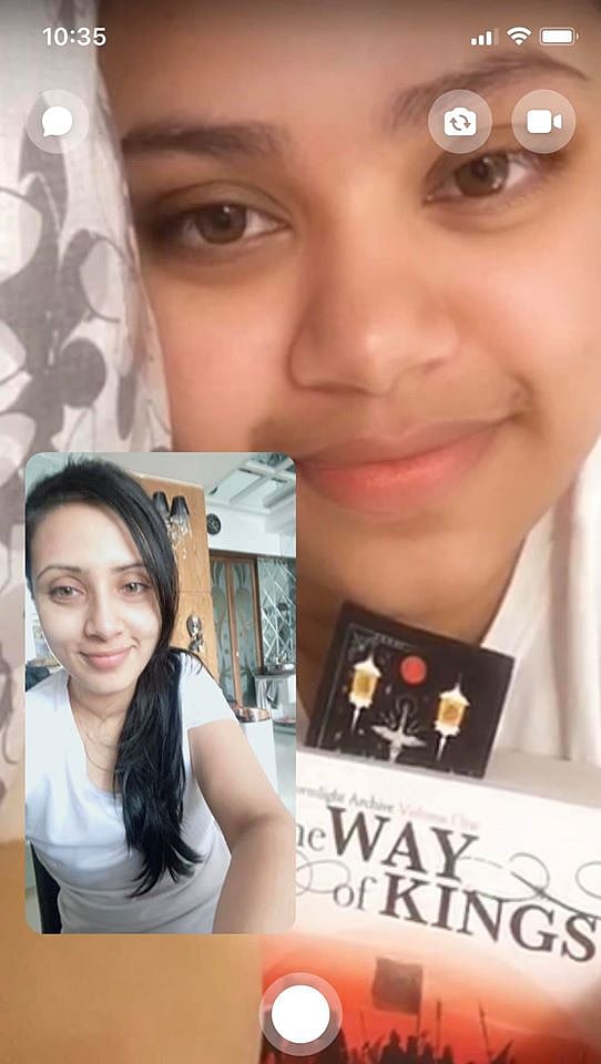 কানাডায় থাকা ছোট বোনের সঙ্গে কথা বলছেন মিম। ছবি-সংগৃহীত।