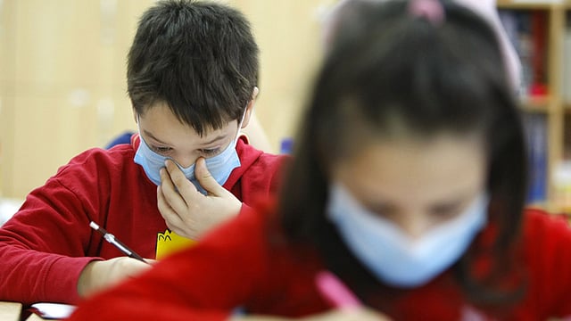 তরুণেরাও করোনাভাইরাসে আক্রান্তের ঝুঁকিতে রয়েছেন বলে সতর্ক করেছে বিশ্ব স্বাস্থ্য সংস্থা। ছবি: রয়টার্স