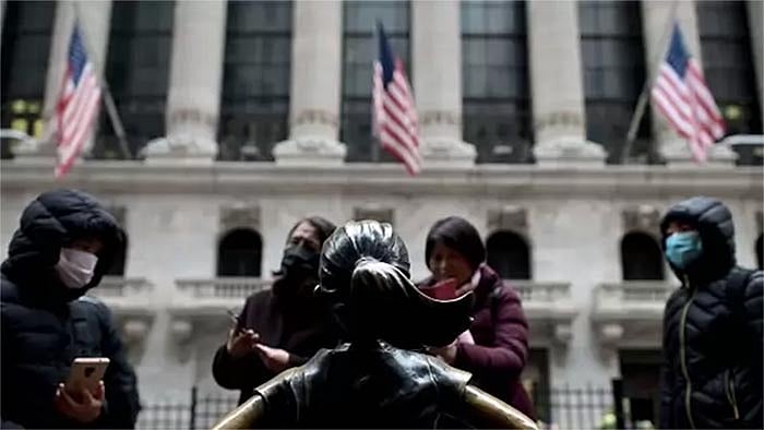 নিউইয়র্কে করোনাভাইরাস সতর্কতায় মাস্ক পরে ঘুরছে লোকজন। ছবি: এএফপি