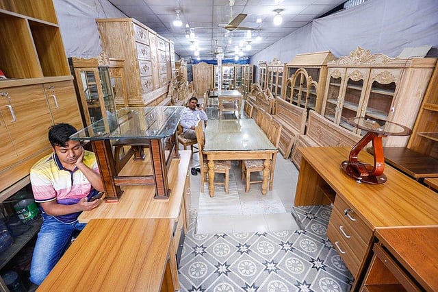 করোনাভাইরাসের আতঙ্কে ক্রেতাশূন্য রাজধানীর পান্থপথের ফার্নিচার মার্কেটগুলো। অলস সময় পার করছেন বিক্রয়কর্মীরা।