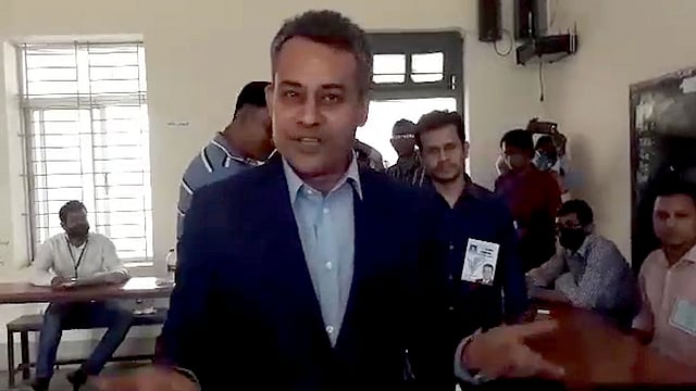 ধানমন্ডি সরকারি বালিকা উচ্চ বিদ্যালয় কেন্দ্র ঘুরে দেখেন ঢাকা-১০ আসনের উপনির্বাচনে বিএনপির প্রার্থী শেখ রবিউল আলম। ছবি: সুহাদা আখতার