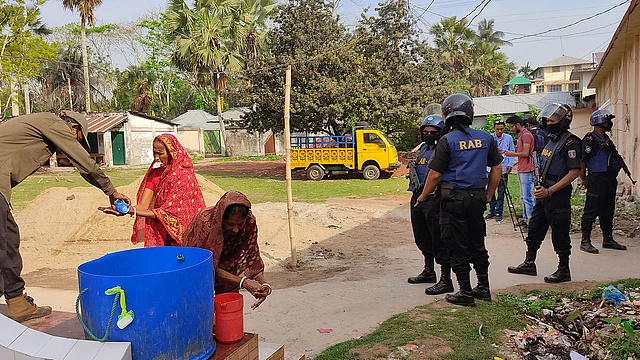 বাগেরহাট-৪ উপনির্বাচনে ‘হাত ধুয়ে’ ভোট দিতে যাচ্ছেন ভোটাররা। দৈবজ্ঞহাটি আদর্শ বালিকা বিদ্যালয় কেন্দ্র, মোরেলগঞ্জ, বাগেরহাট। ছবি: প্রথম আলো