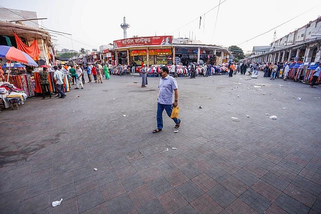 ফাঁকা রাজধানীর নিউমার্কেটের দোকানগুলোও।