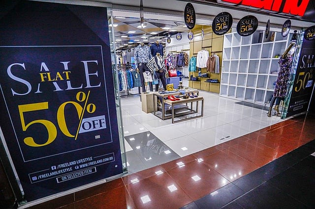 প্রায় ক্রেতাশূন্য রাজধানীর শপিং কমপ্লেক্সগুলো। ফ্রি কিংবা ছাড়সহ বিভিন্ন অফারেও মিলছে না ক্রেতা।