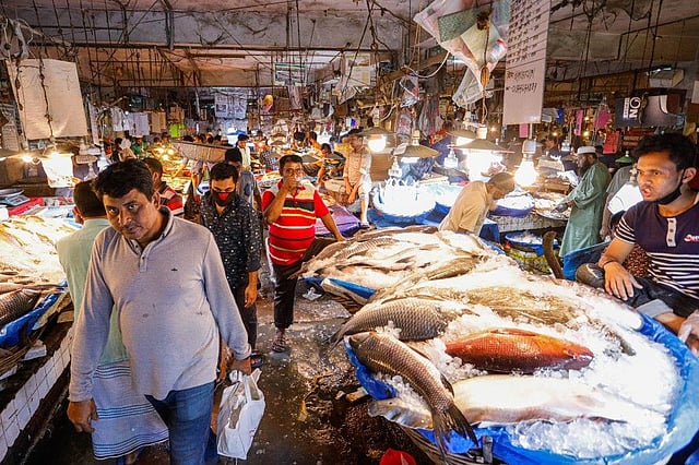 মাছ, মাংসের বাজারে রয়েছে ক্রেতাদের ভিড়
