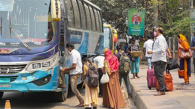 রাজধানীর গাবতলী বাসস্ট্যান্ড থেকে বাসে উঠছে যাত্রীরা। ছবি: প্রথম আলো