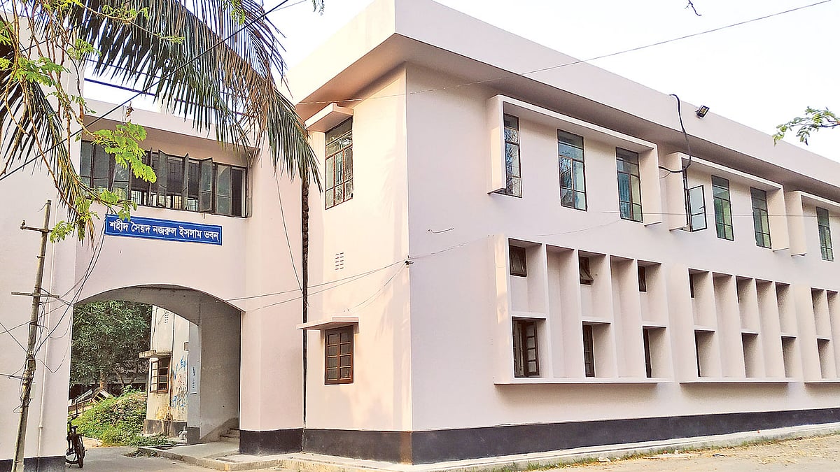 এখন যা শহীদ সৈয়দ নজরুল ইসলাম ভবন, মুক্তিযুদ্ধের সময় এটি ছিল রেডিও স্টেশন। এখানেই চলত নির্যাতন। ছবি: লেখক