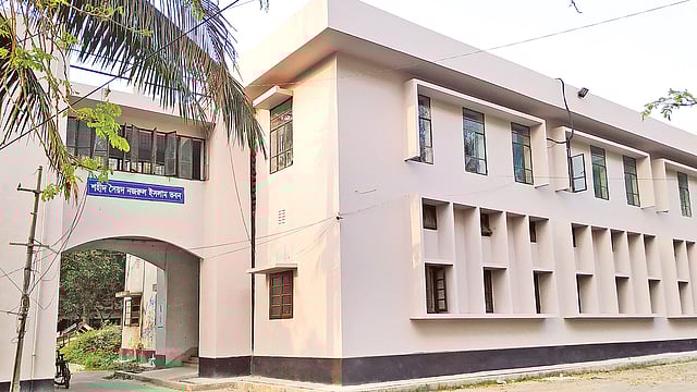 এখন যা শহীদ সৈয়দ নজরুল ইসলাম ভবন, মুক্তিযুদ্ধের সময় এটি ছিল রেডিও স্টেশন। এখানেই চলত নির্যাতন। ছবি: লেখক