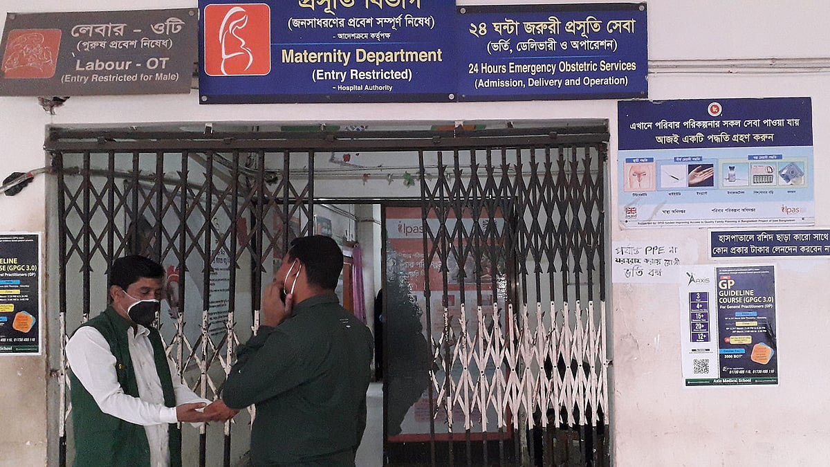 সুরক্ষা সরঞ্জাম না পেয়ে সিলেট এম এ জি ওসমানী মেডিকেল কলেজ হাসপাতালের প্রসূতি বিভাগে চিকিৎসকেরা ভর্তি বন্ধের নোটিশ টাঙিয়ে দিয়েছেন। ছবি: মানাউবী সিং