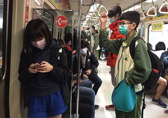 শুধু গণপরিবহনে চলাচলের সময় তাইওয়ানের মানুষ মাস্ক পরছে। ছবি: রয়টার্স