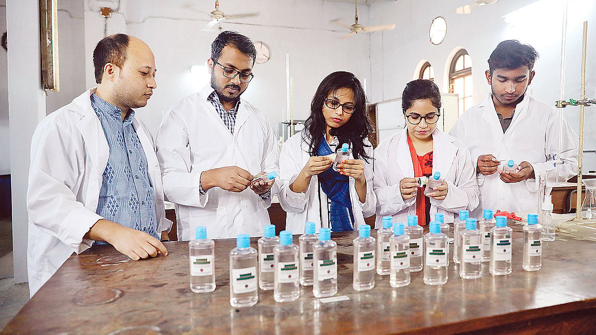 বুয়েটের শিক্ষার্থীরা তৈরি করেছেন হ্যান্ড স্যানিটাইজার। ছবি: আবদুস সালাম