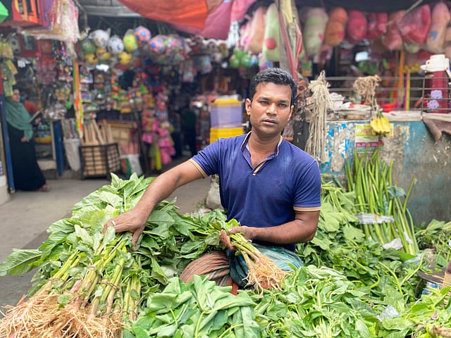 আজ রিয়াজুলের মুখ মলিন। তিনি কি আমাকে চিরদিনের মতো বিদায় জানাচ্ছেন? রিয়াজুল কিংবা আমি কেউ এর উত্তর জানি না। ছবি: লেখক
