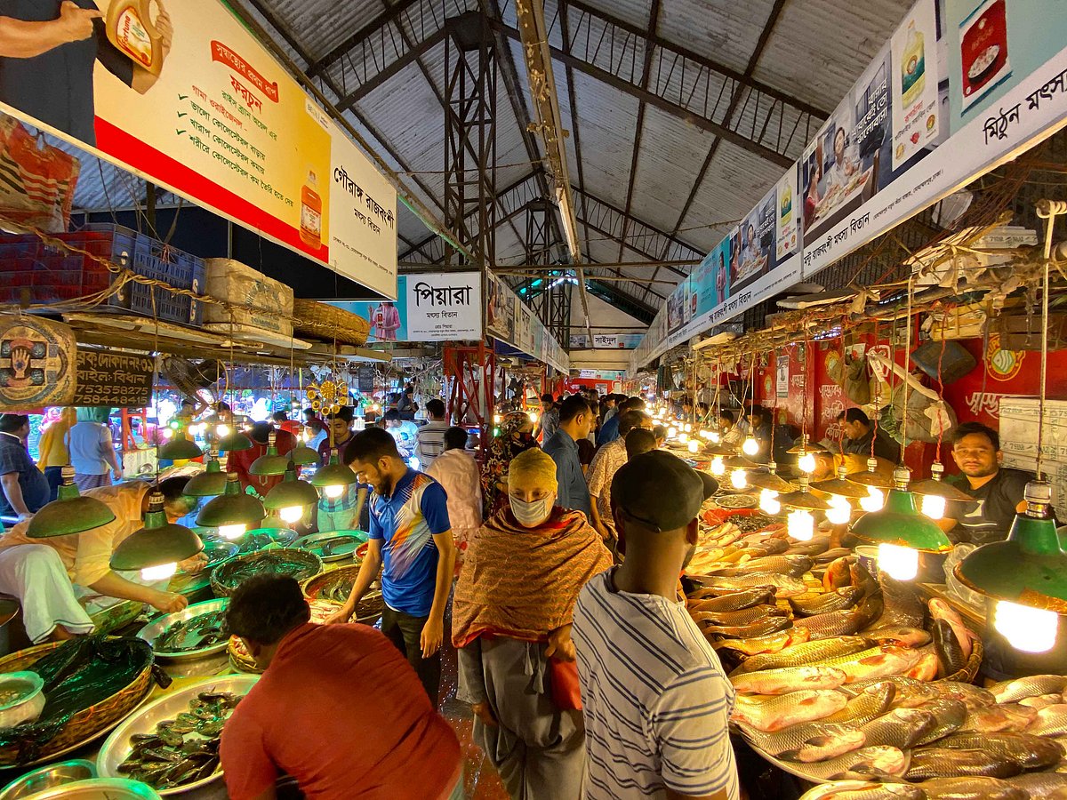 বাজারের সব মানুষ মাছের বাজারে ঢুকে বসে আছে। ছবি: লেখক