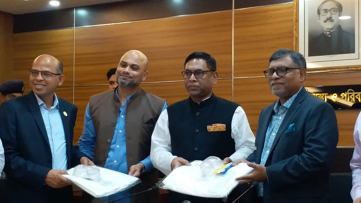 সচিবালয়ে সোমবারের অনুষ্ঠানে স্বাস্থ্যমন্ত্রী জাহিদ মালেকসহ অন্যরা। ছবি: প্রথম আলো