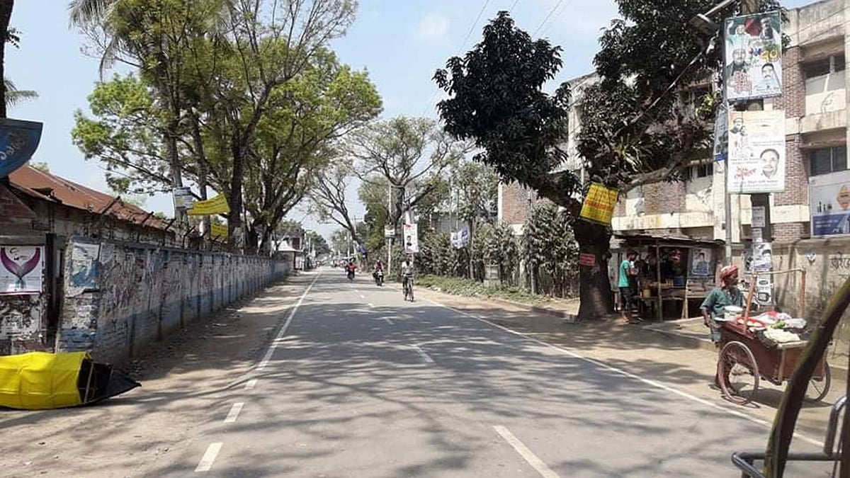 গাইবান্ধার সাদুল্যাপুর উপজেলা শহর অনেকটা ফাঁকা হয়ে গেছে। আজ সোমবার বেলা ১১টায় উপজেলা শহরের ব্যস্ততম হাসপাতাল রোড থেকে তোলা ছবি। ছবি: শাহাবুল শাহীন