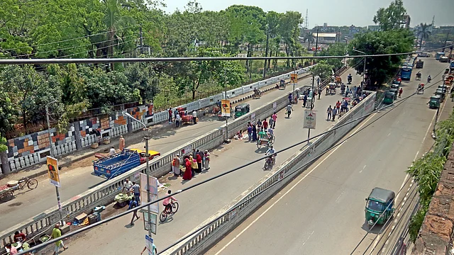 করোনাভাইরাসের কারণে সিলেট নগর অনেকটাই ফাঁকা। ব্যস্ততম সড়কে মানুষের উপস্থিতি কম। যান চলাচল সীমিত। কিনব্রিজ, সিলেট, ২৩ মার্চ। ছবি: আনিস মাহমুদ