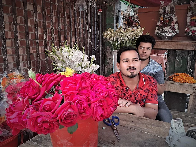 লিমন নামের এই বিক্রেতা রাজধানীতে ফুল বিক্রি করছেন প্রায় ১৪ বছর ধরে। ব্যবসা কখনো তেমন মন্দা যায়নি। তবে করোনাভাইরাসের বিস্তারের পর এবার কোনো কোনো দিন ১০ টাকার ফুলও বিক্রি হচ্ছে না। ফুল বিক্রি না হলে লিমনের সংসারও চলবে না। একদিকে করোনা আতঙ্ক অন্যদিকে বিক্রি কমে যাওয়ায় উদ্বেগের কথা জানাচ্ছিলেন। ২৩ মার্চ, খামারবাড়ি, ফার্মগেট। ছবি: মানসুরা হোসাইন