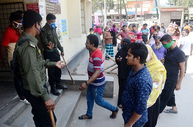 করোনাভাইরাস প্রতিরোধে হাসপাতালে ঢোকার সময় নজরদারি করা হচ্ছে। জেনারেল হাসপাতাল, পাবনা, ২২ মার্চ। ছবি: হাসান মাহমুদ
