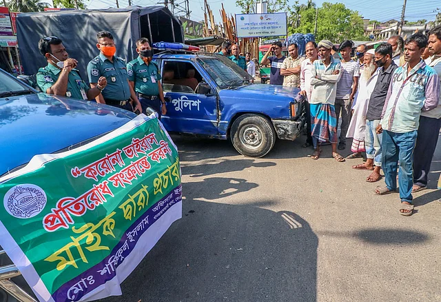 করোনাভাইরাস সম্পর্কে সচেতনতামূলক মাইকিং। ফুলবাড়ী গেট মোড়, খুলনা, ২২ মার্চ। ছবি: সাদ্দাম হোসেন