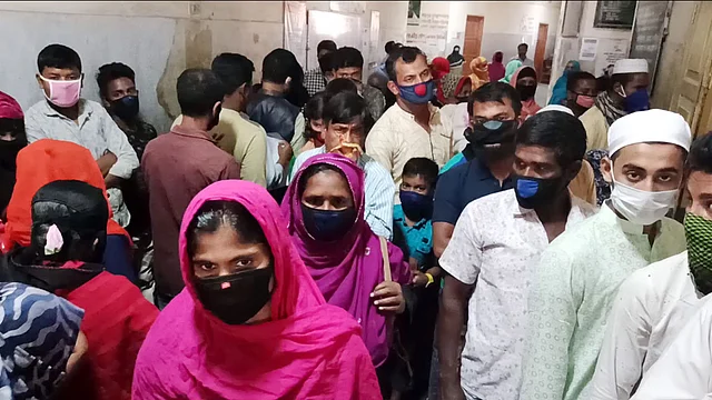 হাসপাতালে প্রবেশের সময় বেশির ভাগ রোগী মাস্ক ব্যবহার করছেন। জেনারেল হাসপাতাল, পাবনা, ২২ মার্চ। ছবি: হাসান মাহমুদ