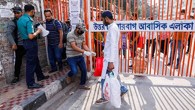 রোববার থেকে টোলারবাগ আবাসিক এলাকার বাসিন্দারা নিজ উদ্যোগে পুরো এলাকা লকডাউনের ব্যবস্থা শুরু করেছেন। ফটকে সামনে পুলিশি বাধা থাকলেও অনেকেই না মেনে বের হয়ে যাচ্ছেন। মিরপুর, ২৩ মার্চ। ছবি: দীপু মালাকার