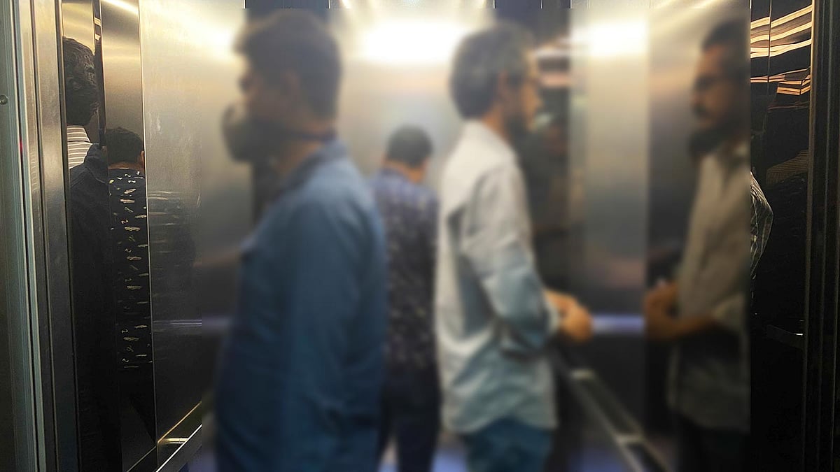 লিফটে মুখোমুখি দাঁড়াবেন না। দেওয়ালের দিকে মুখ করে দাঁড়ান। এতে অনাকাঙ্ক্ষিত হাঁচি-কাশিতে আপনার সংক্রমিত হওয়ার সুযোগ কমে যাবে। ছবি: লেখক