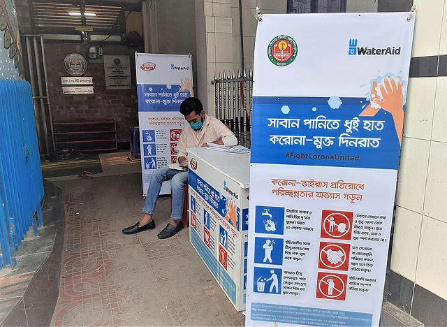 ওয়াটারএইড এবং লাইফবয় জনগণকে করোনাভাইরাস নিয়ে সচেতন করতে এবং হাত ধোয়ার জন্য উদ্বুদ্ধ করতে বিভিন্ন উদ্যোগ নিয়েছে। রাজধানীর খামারবাড়িতে সিটি করপোরেশনের পাবলিক টয়লেটে যিনি আসছেন তাঁকেই সাবান হাতে দিয়ে হাত ধুতে বলা হচ্ছে। ছবি: মানসুরা হোসাইন