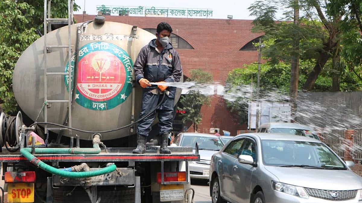 ঢাকা উত্তর সিটি করপোরেশনের উদ্যোগে সোহরাওয়ার্দী মেডিকেল কলেজ হাসপাতালের সামনে চলছে জীবাণুনাশক কার্যক্রম। ছবি: সংগৃহীত