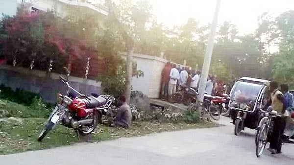 সম্প্রতি হবিগঞ্জের নবীগঞ্জ উপজেলার একটি এলাকায় হোম কোয়ারেন্টিনে থাকা অস্ট্রেলিয়াপ্রবাসী এক ব্যক্তিকে দেখতে উৎসুক মানুষ ভিড় জমান। ছবি: সংগৃহীত