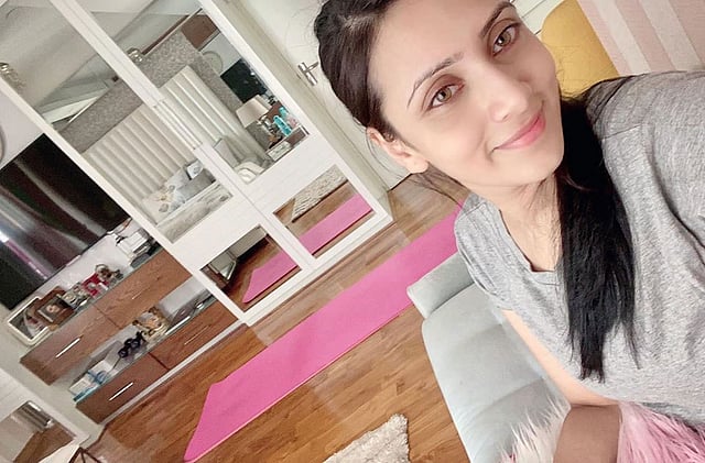 বাড়িতে ব্যায়াম করছেন মিম। ছবি: ইনস্টাগ্রাম