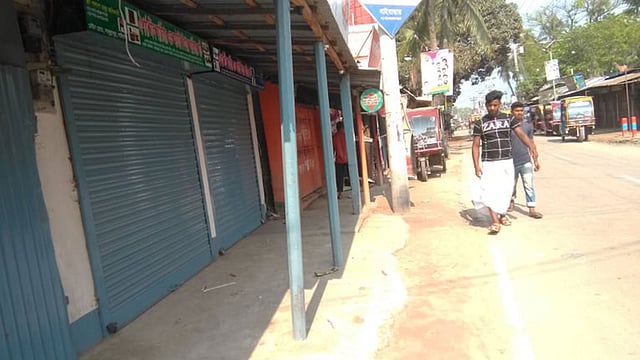 করোনার আতঙ্কে গাইবান্ধার সাদুল্যাপুর উপজেলা শহরের দোকানপাট সকাল ৯টা থেকে বিকেল ৫টা পর্যন্ত খোলা রাখার সিদ্ধান্ত হলেও অনেকেই ব্যবসাপ্রতিষ্ঠান খুলছেন না। আজ সকাল ১০টায় শহরের ব্যস্ততম মীরপুর রোডের হাইস্কুলের সামনে থেকে তোলা ছবি। প্রথম আলো