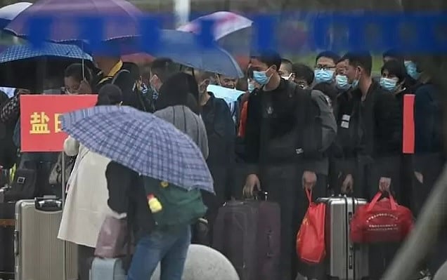 চীনের হুবেই প্রদেশের মানুষ ফিরতে শুরু করেছে। ছবি: এএফপি