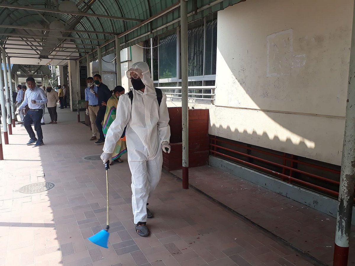 বঙ্গবন্ধু শেখ মুজিব মেডিকেল বিশ্ববিদ্যালয় এলাকায় ভাইরাসমুক্ত করার ব্যস্ত এক ব্যক্তি। ঢাকা, ২৫ মার্চ। ছবি: হাসান রাজা