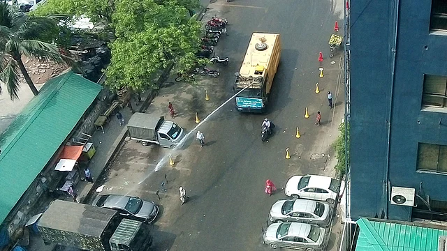 ঢাকা উত্তর সিটি করপোরেশনের পক্ষ থেকে ঢাকার কারওয়ান বাজার এলাকায় জীবাণুনাশক স্প্রে করা হয়। কারওয়ান বাজার, ঢাকা, ২৫ মার্চ। ছবি: শরিফুল ইসলাম ভূঁইয়া