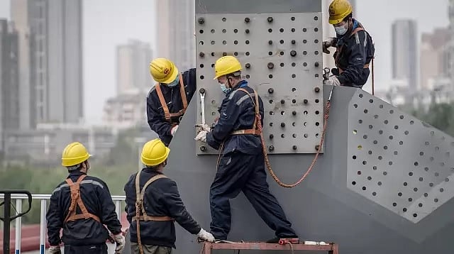 চীনের উহানে আবার কাজকর্ম শুরু হয়েছে। হুবেই, চীন, ২৪ মার্চ। ছবি: এএফপি